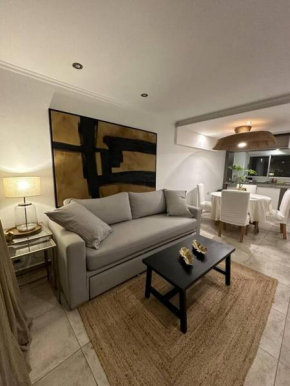 Casa con estilo y comodidades, garage y parrilla